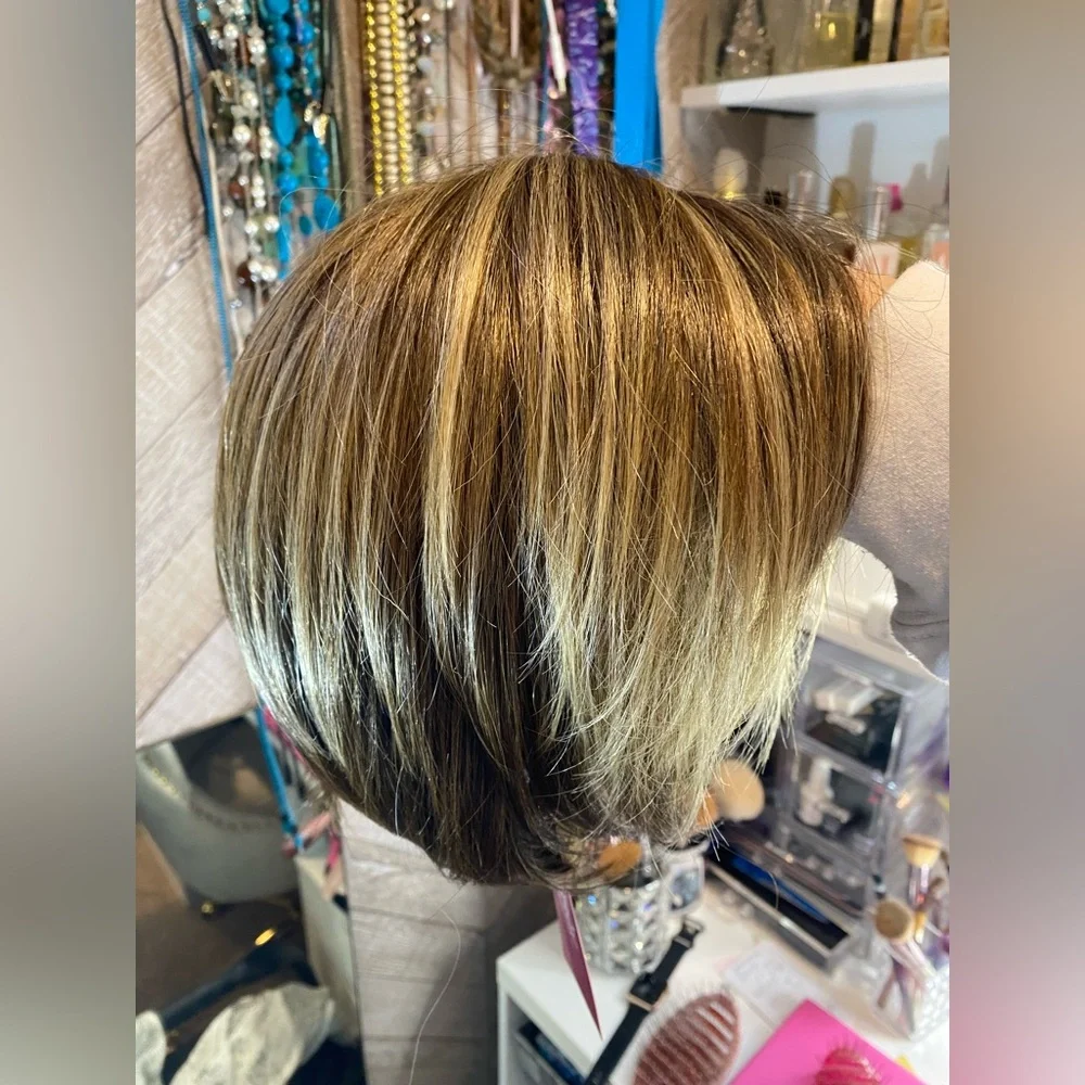 Vivì Golden Light Brunette Short Layered Wig - Lightweight Synthetic